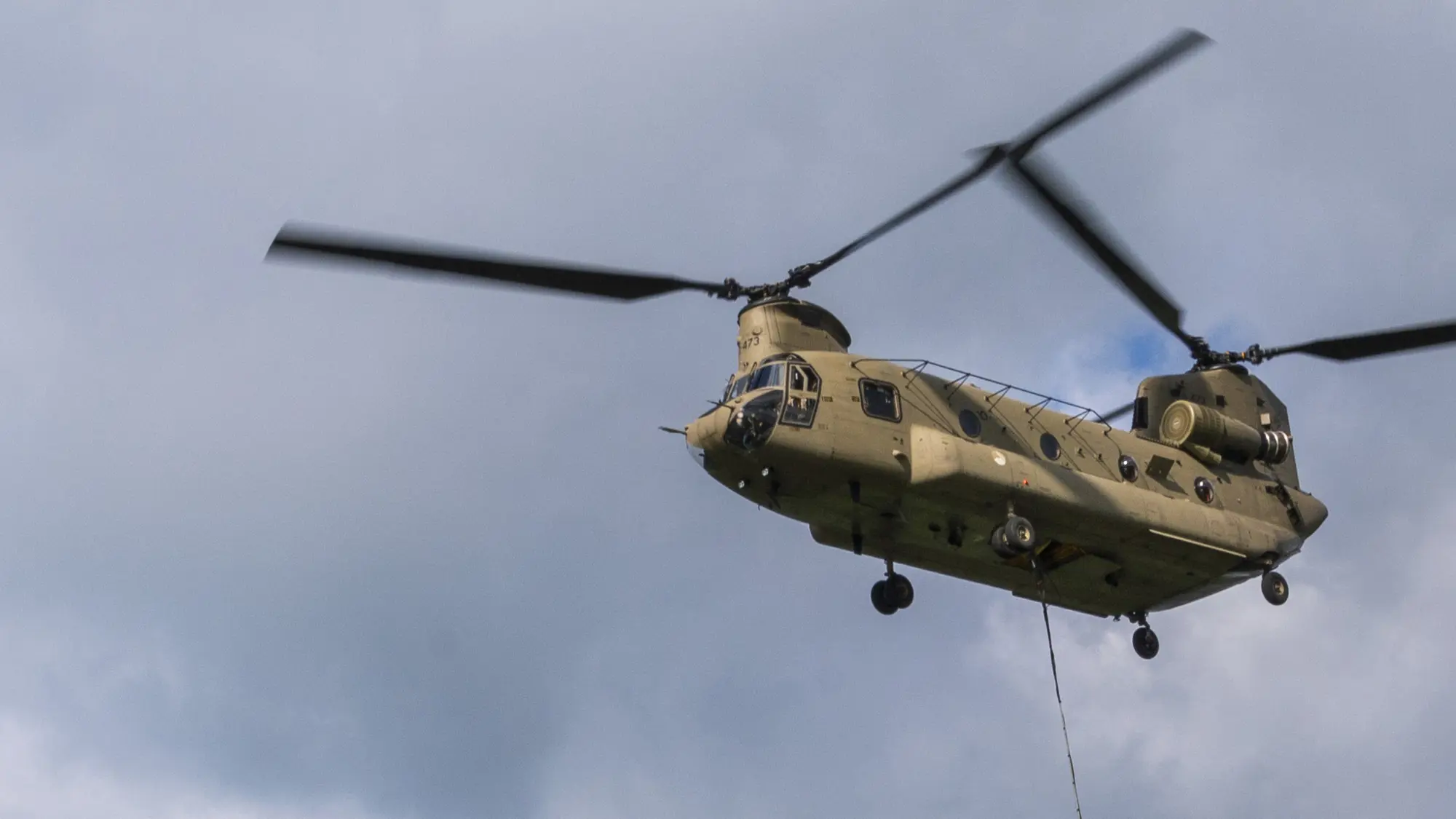 Chinook die in de lucht vliegt.