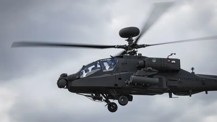 Close-up van een Apache Echo-gevechtshelikopter in de lucht.