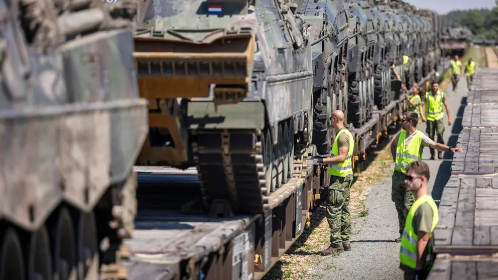Een militair transport per spoor staat gereed voor vertrek. 