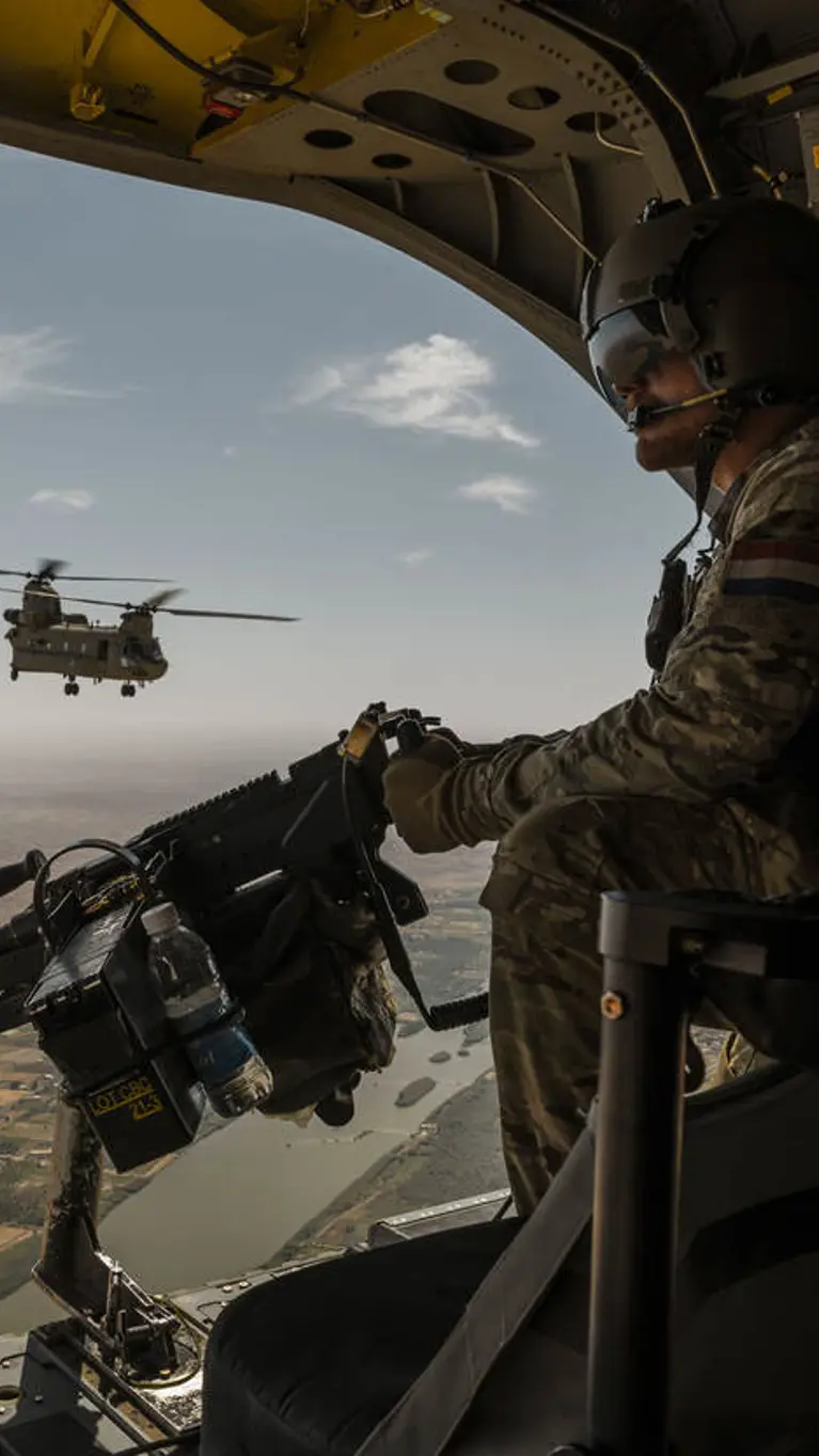 Een doorgunner op de ramp van een Chinook.
