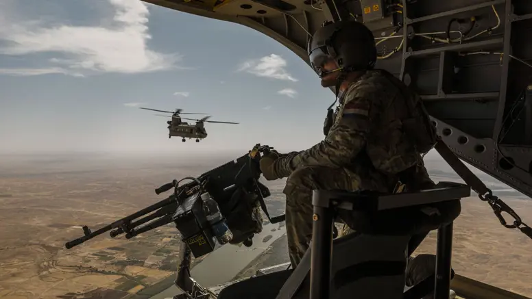 Een doorgunner op de ramp van een Chinook.