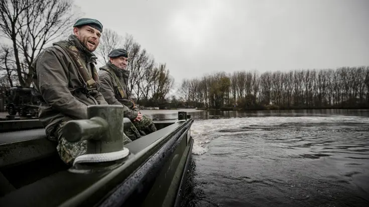 Militairen op duwboot.