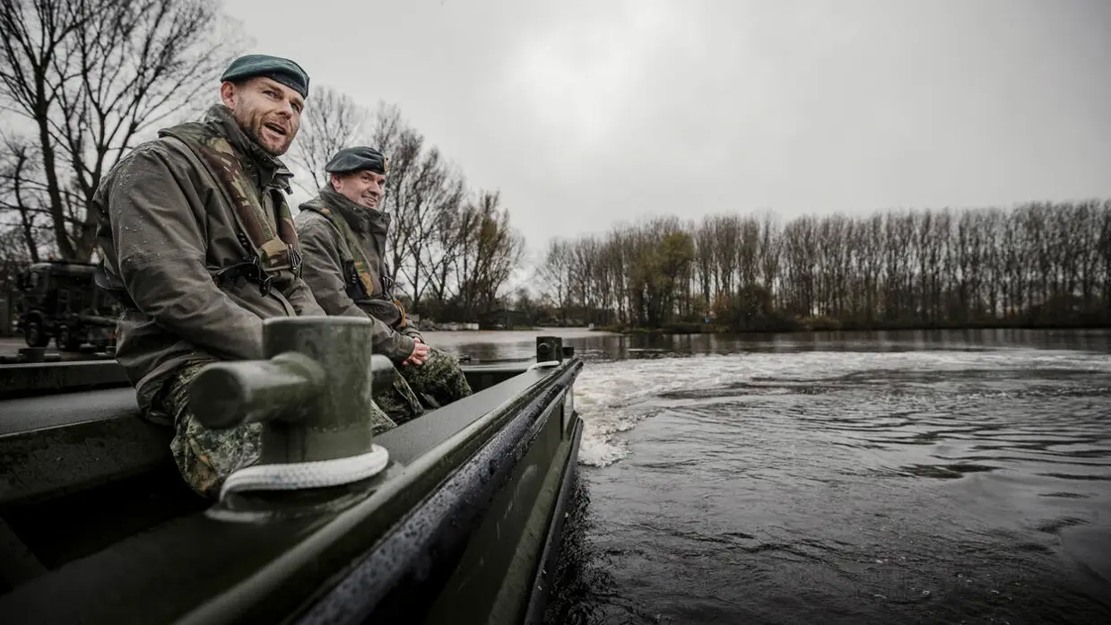 Militairen op duwboot.