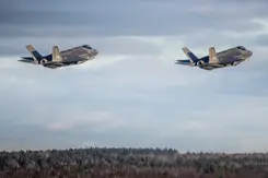 2 gevechtsvliegtuigen in de lucht.