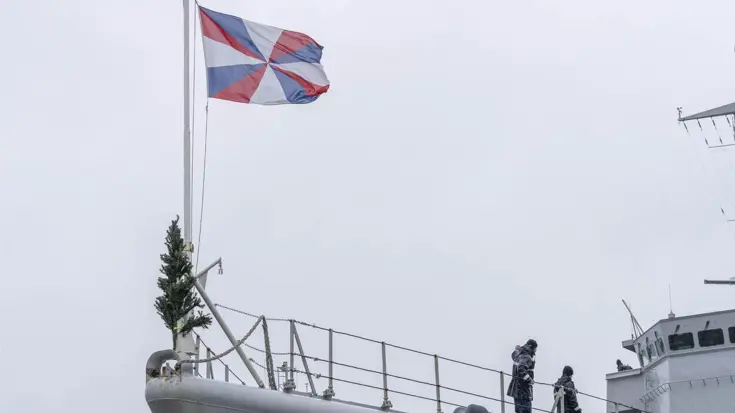 Een kerstboom op de voorkant van de Zr. Ms. Van Amstel.