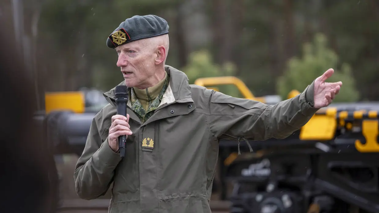 Een commandant houdt een toespraak.