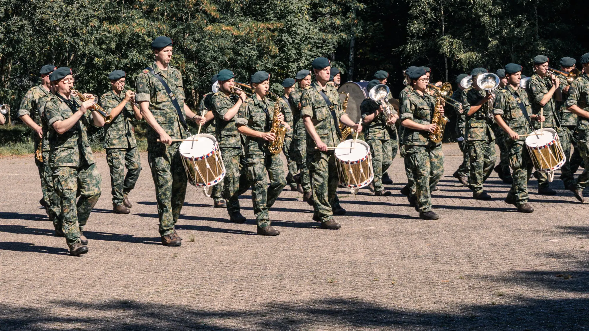 Fanfare 'Korps Nationale Reserve' loopt al spelend over straat.