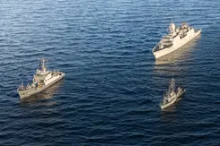 Zr.Ms. Luymes, Zr.Ms. Tromp en 3e schip omringd door water.