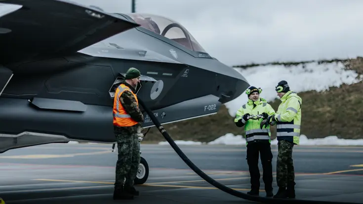 Estlandse militair tankt een F-35 af.