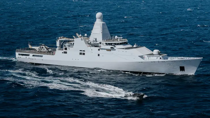 Marineschip op zee