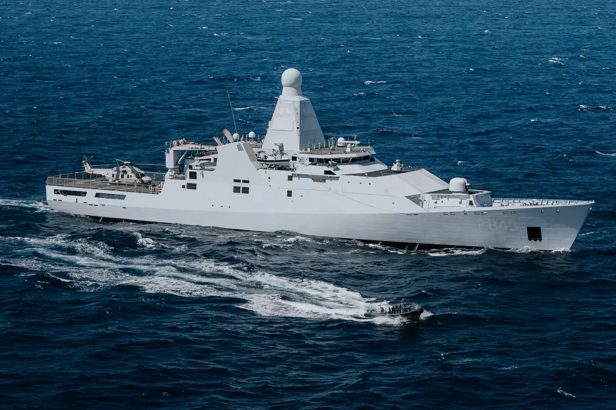 Marineschip op zee