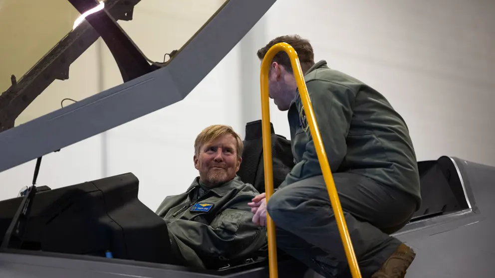 Koning praat met militair in Estland.