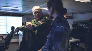 Verschillende afbeeldingen met daarop generaal Onno Eichelsheim. Zowel lachend in een tank, pratend met militairen, in gesprek met een collega van de marine en luisterend naar een Poolse militair, te zien aan de vlag op zijn pak.