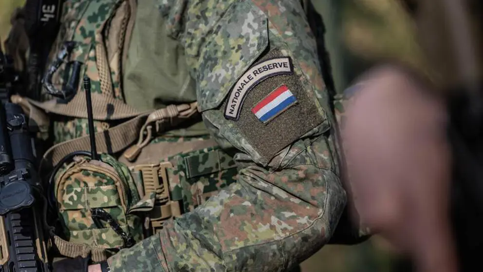Mouw van uniform met logo reservisten en Nederlandse vlag erop.