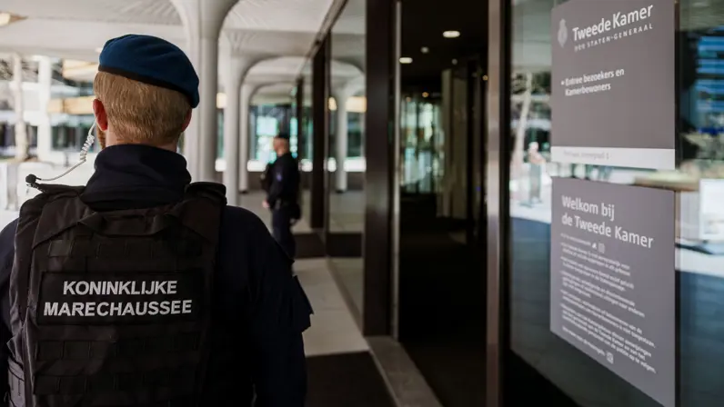 Marechaussees van de HRB voor het tijdelijke gebouw van de Tweede Kamer in Den Haag.