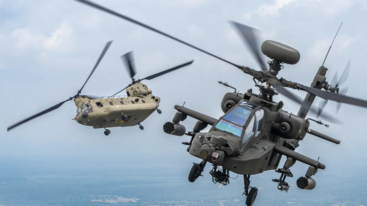 Een Chinook en Apache vliegend boven Texaans landschap.