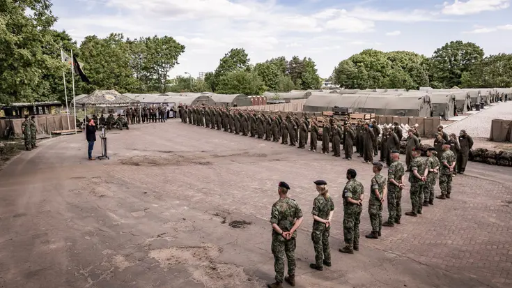 Militairen staan opgesteld.