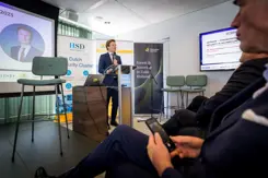 Minister Brekelmans tijdens speech achter katheder.