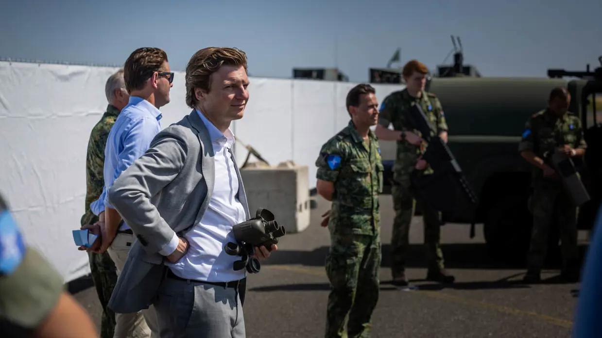 Minister Ruben Brekelmans staat tussen een aantal militairen. 