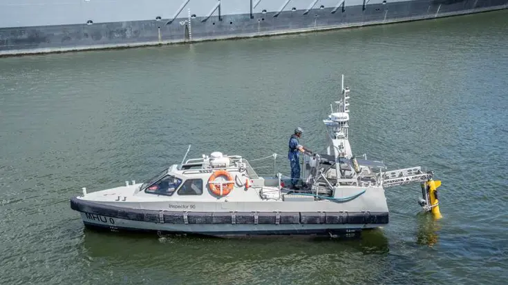 Onderwaterdrone hangt achter vaartuig Defensie.