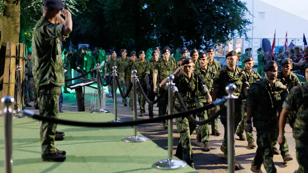 Militairen beginnen aan de eerste etappe van de Vierdaagse. 