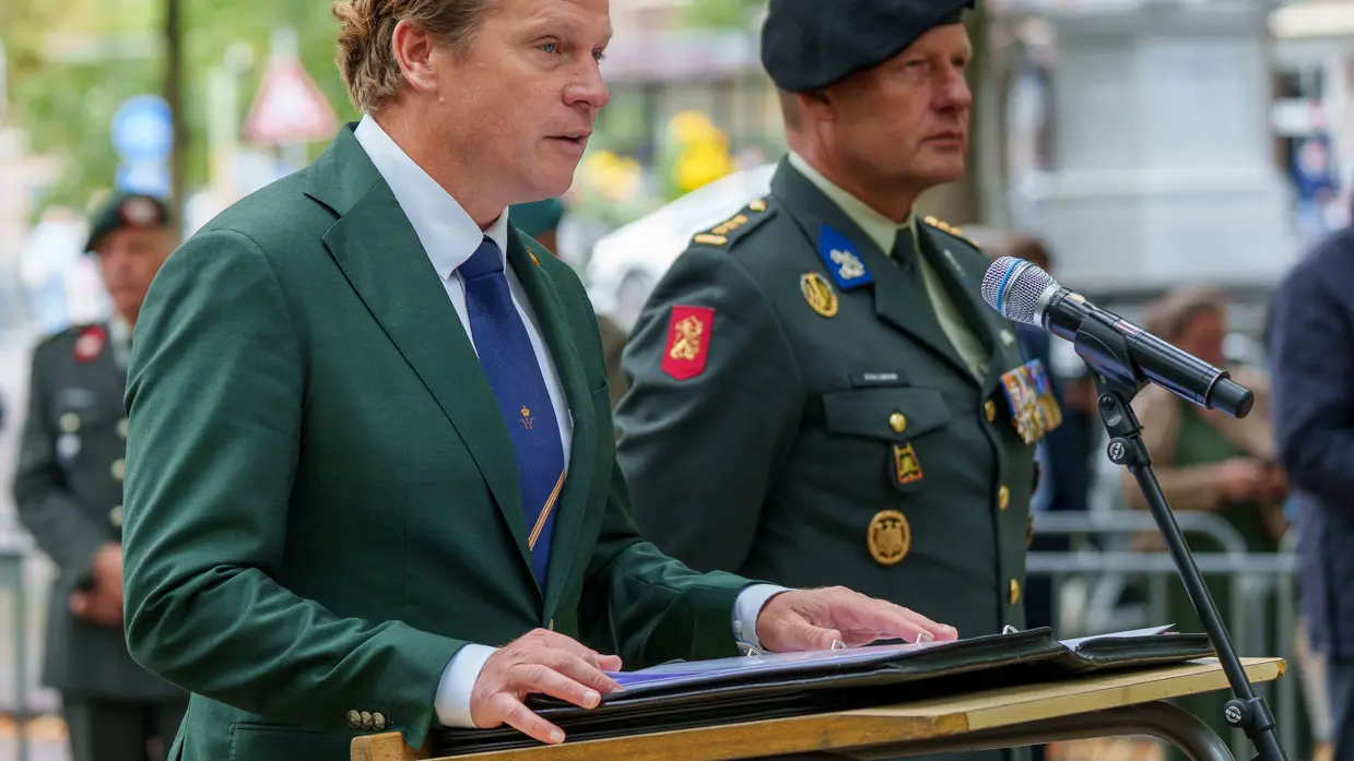 Gijs Tuinman spreekt de reservisten toe.