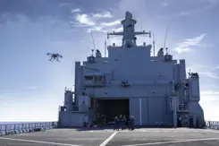 Drone stijgt op vanaf een scheepsdek.