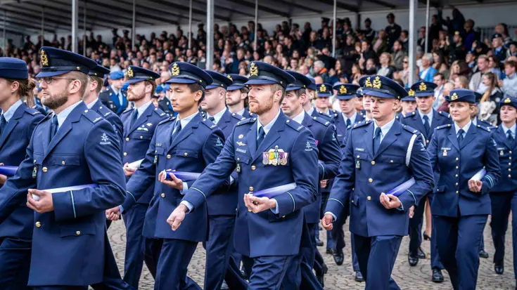 Officieren lopen tijdens een parade.