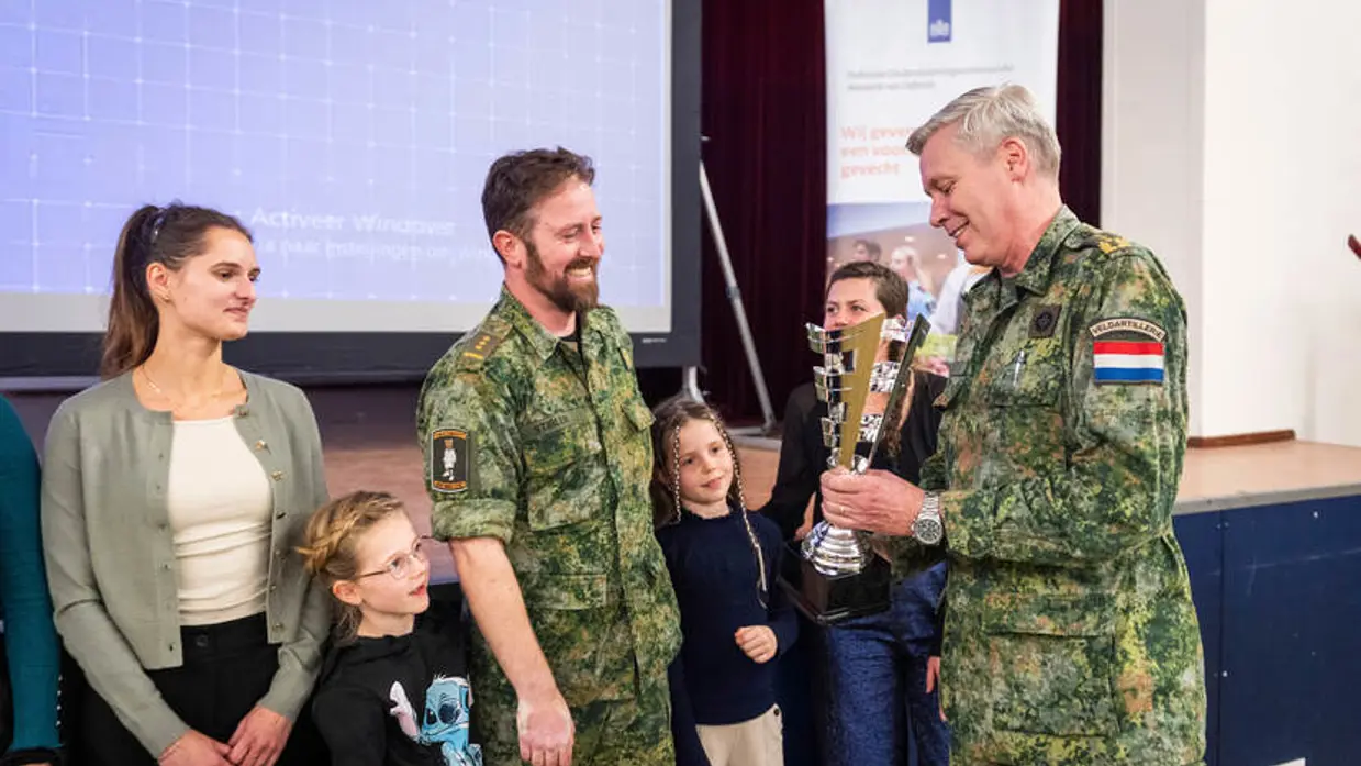 Traumachirurg kolonel Vincent Stirler, met vrouw en kinderen, ontvangt de award.