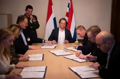 Staatssecretaris Tuinman aan tafel met vertegenwoordigers van 7 opleidingen.