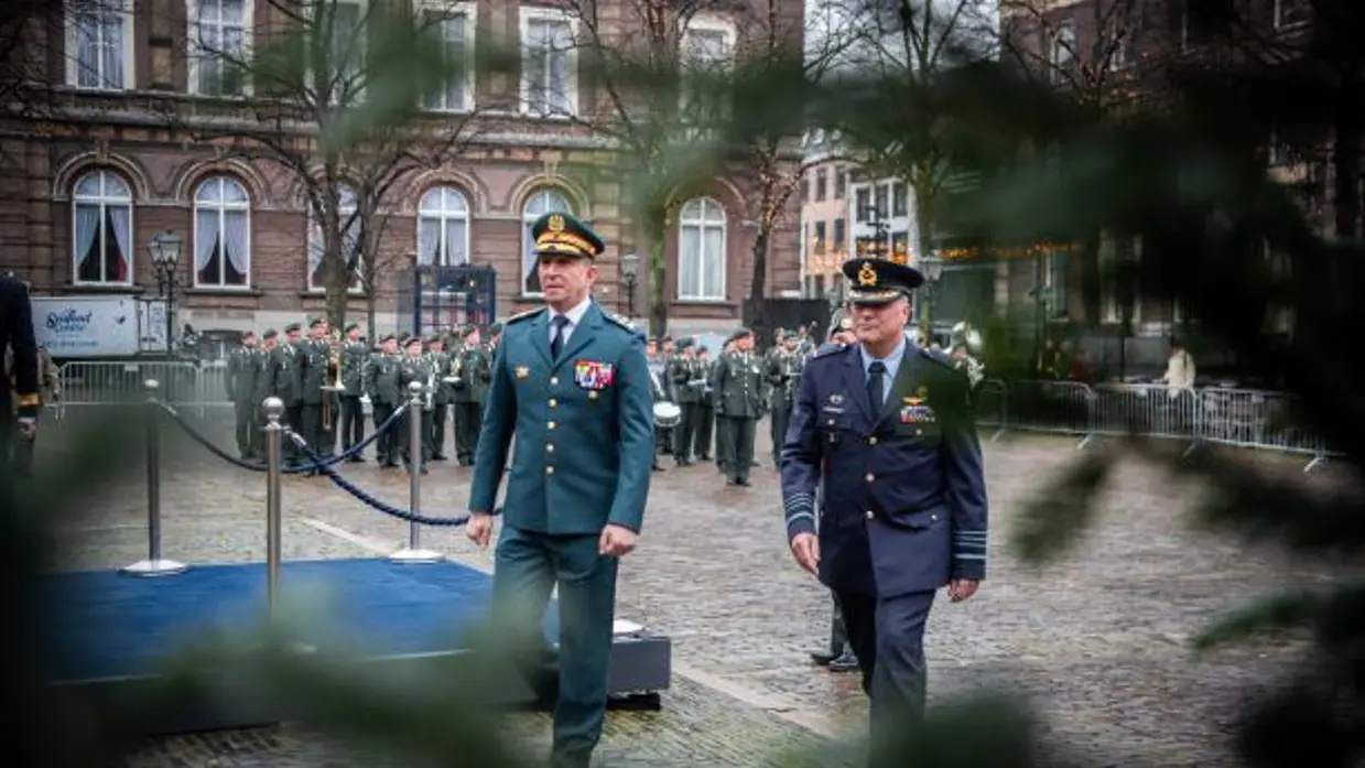 Commandant der Strijdkrachten generaal Onno Eichelsheim en zijn Libanese ambtgenoot luitenant-generaal Rodolphe Haykal op het Plein in Den Haag. 