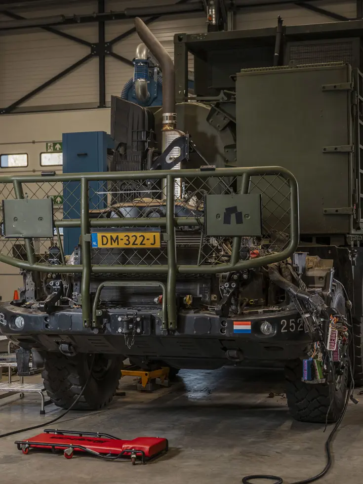 Chassis van transportvoertuig in werkplaats.