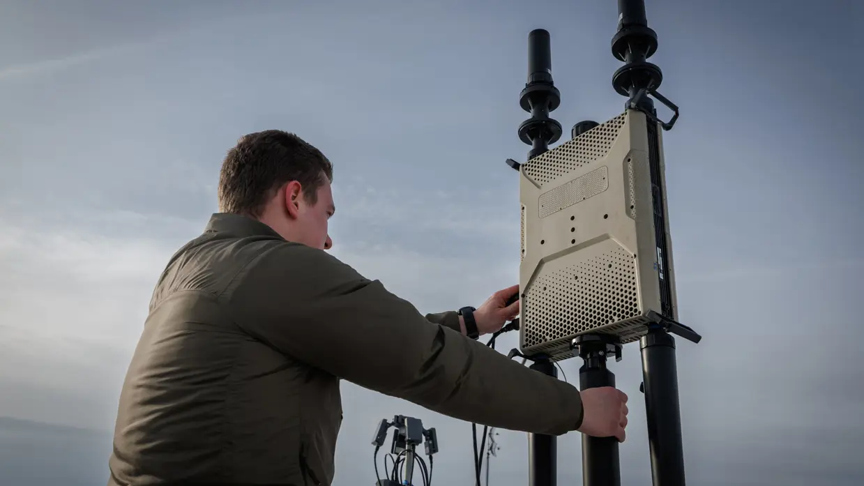 Op de linkerfoto verricht een militair handelingen aan een detectiemiddel met een soort antennes. Rechts staan lanceerinstallaties van de Patriot. 