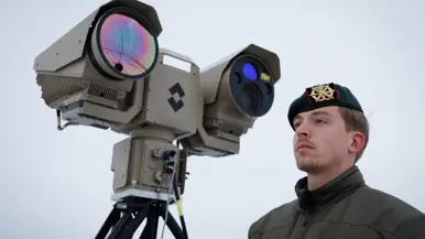 Een portretfoto van Tom met links van hem apparatuur om drones te identificeren.