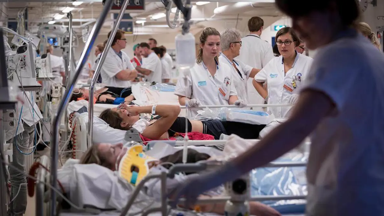 Archieffoto van bedden met acterende slachtoffers tijdens een oefening in het Calamiteitenhospitaal
