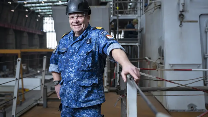 Alttekst: LTZ 1 (TD) Erik Boltendal, hoofd Technische Dienst, aan boord van Zr.Ms. Holland op de werf.