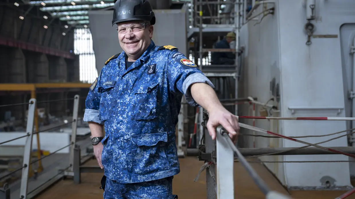 Alttekst: LTZ 1 (TD) Erik Boltendal, hoofd Technische Dienst, aan boord van Zr.Ms. Holland op de werf.