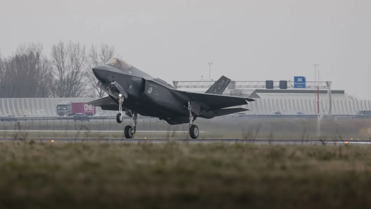 Een opstijgende F-35 op luchthaven Schiphol, met daarachter de snelweg