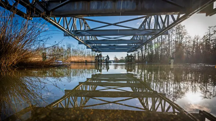 Een prachtig kijkje over het water en onder de brug.