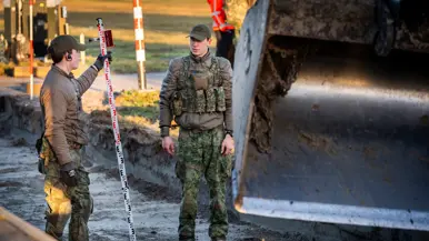 Twee militairen in overleg.&nbsp;