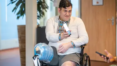 Een Oekraïense militair toont zijn smartphone aan de Nederlandse militair redacteur, en vice versa. 
