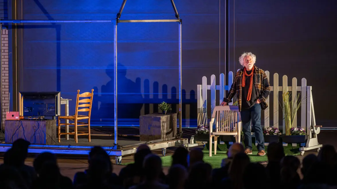 Een man acteert tijdens een theatervoorstelling 
