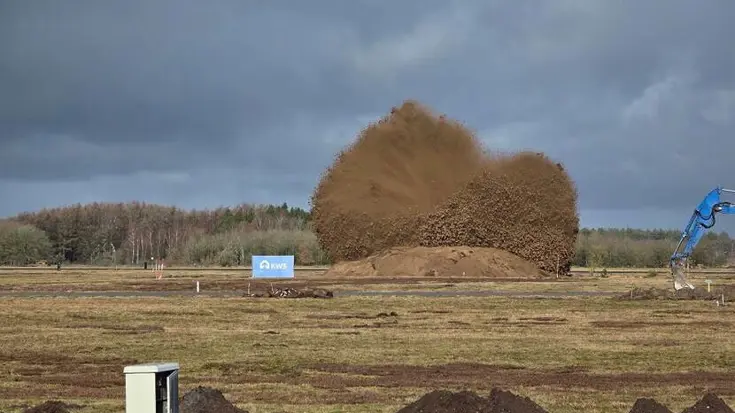 Een bom wordt onder een hoop zand tot ontploffing gebracht