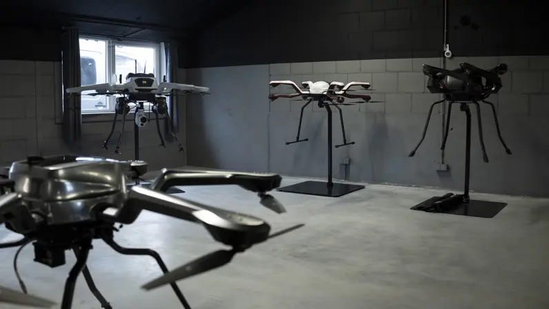 Een groep drones van Acecore op een standaard.