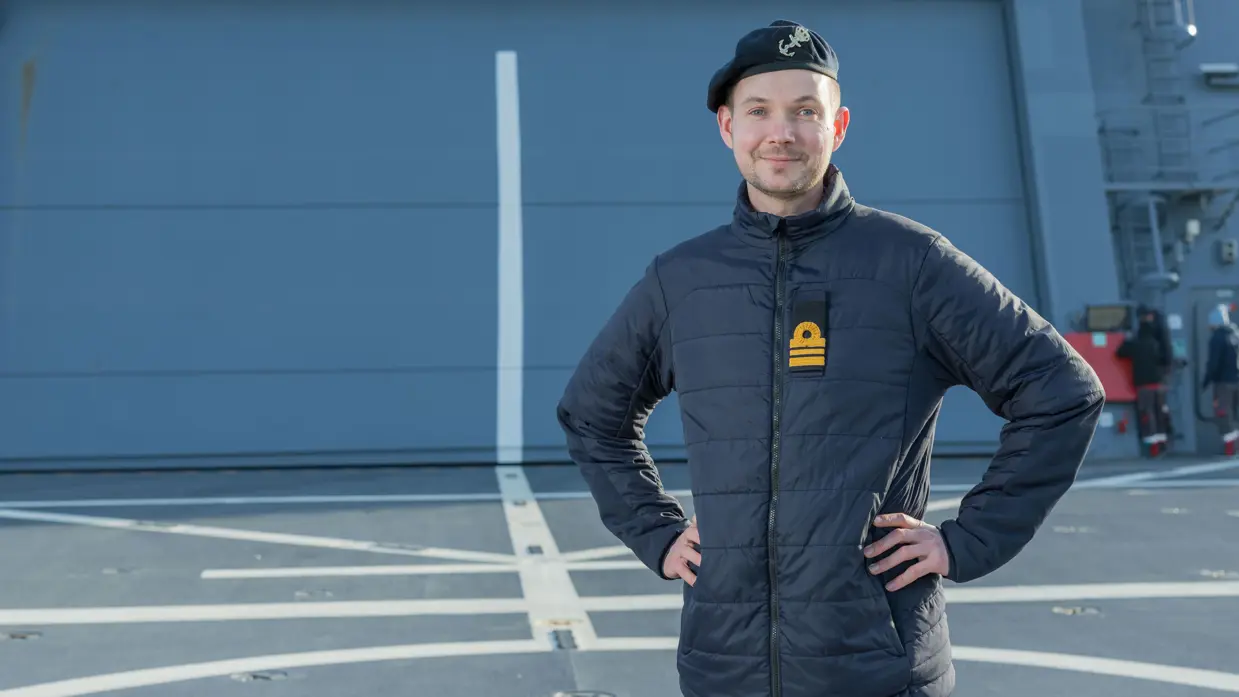 Portretfoto van luitenant ter zee 1 (TD) Olaf Stutterheim op het achterdek van het schip. 