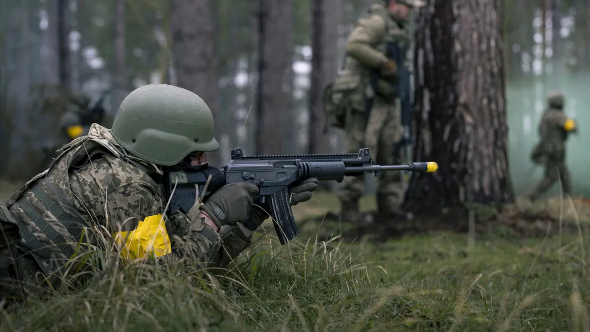 Een Oekraïense militair ligt met zijn geweer in de aanslag.