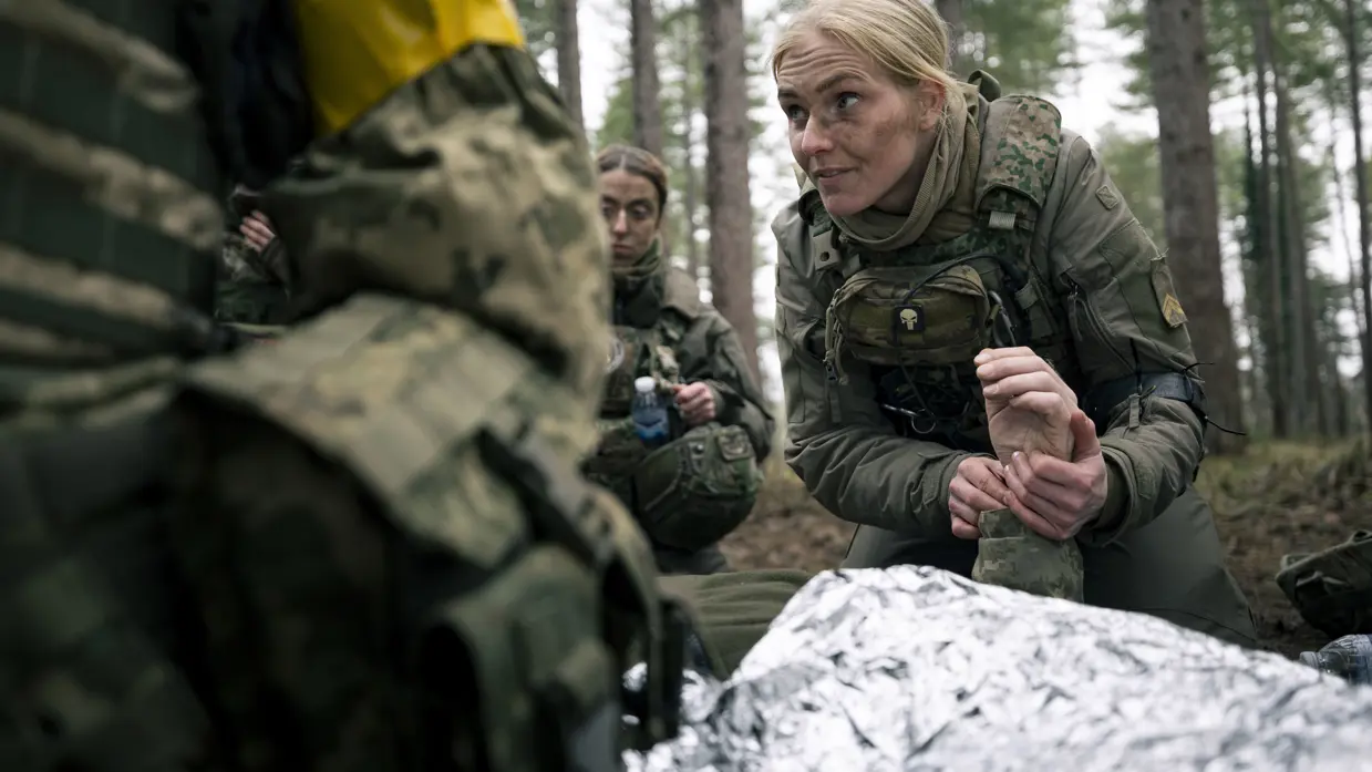 Sergeant Sanna geeft een ZHKH-instructie en laat zien hoe een hartslag te controleren is.