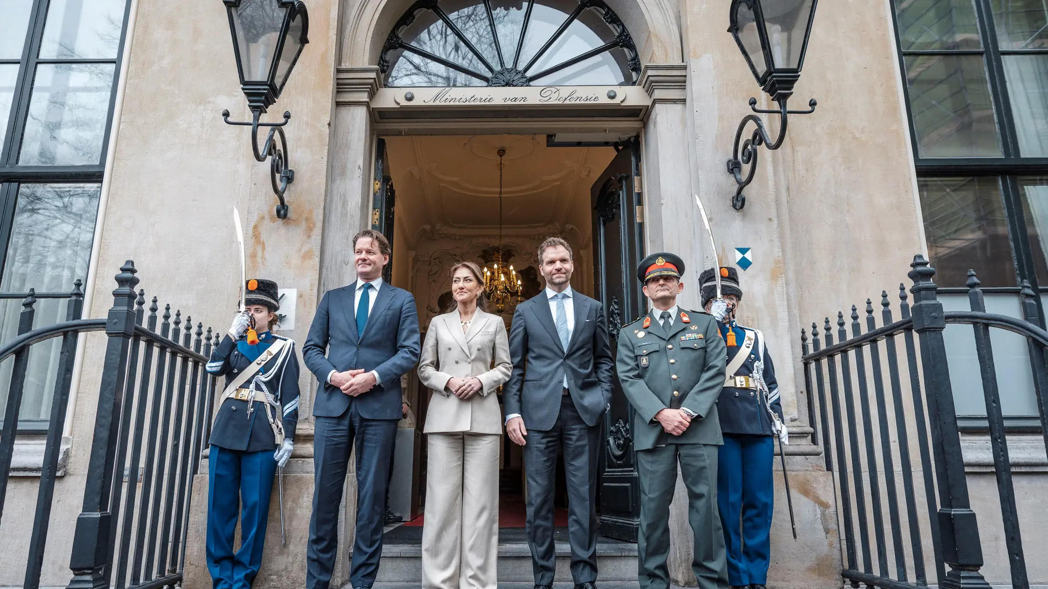 Nieuwe bewindslieden op de trap van het ministerie van Defensie. 