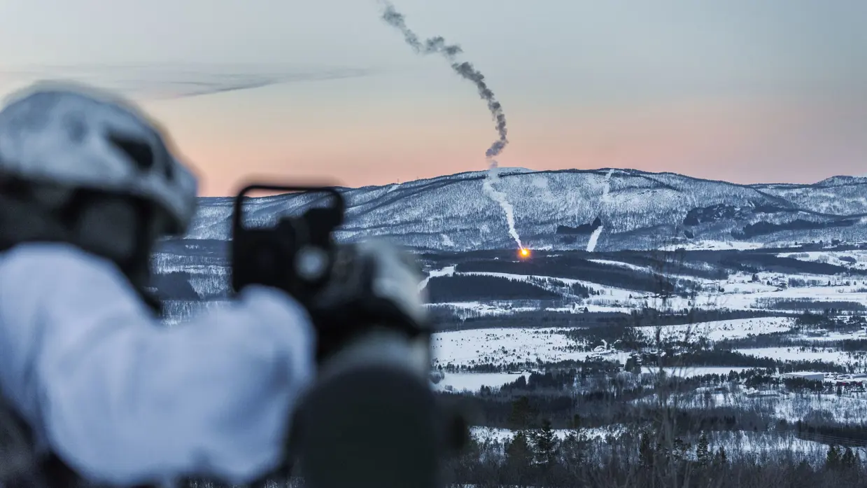 Een marinier richt zijn antitank-raketsysteem van het type Spike LR. Op de foto ernaast legt het projectiel zijn baan af richting het doel.