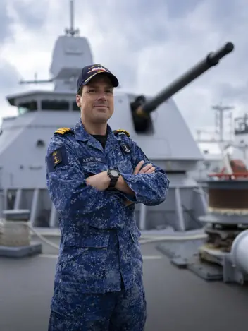 Commandant KLTZ Marcel Keveling op het voordek van de Evertsen. 